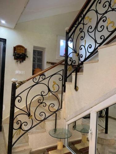 a staircase with a glass table and a television at Villa 3 niveau avec jacuzzi, terrasse et cour in Birkhadem