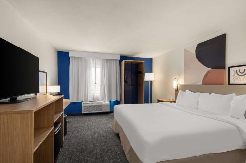 Postel nebo postele na pokoji v ubytování Spark By Hilton Fort Wayne