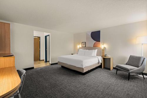 Postel nebo postele na pokoji v ubytování Spark By Hilton Fort Wayne