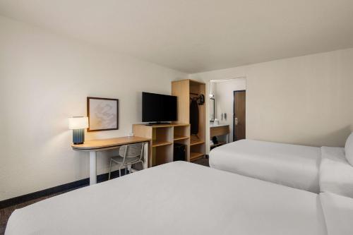 Postel nebo postele na pokoji v ubytování Spark By Hilton Fort Wayne