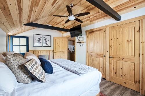 una camera con letto bianco e ventilatore a soffitto di Misty Mountain Lodge a Estes Park