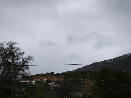 a view of a hill with a house and a mountain at Loftdonalejandro in Machalí