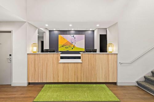 Televisyen dan/atau pusat hiburan di Spark by Hilton Wichita East
