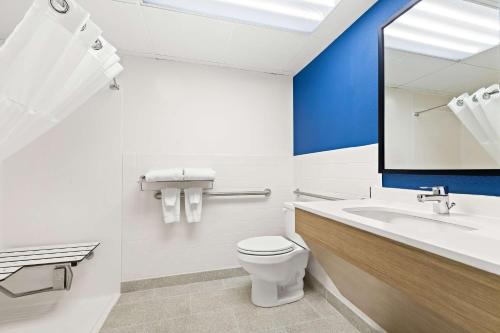 Bilik mandi di Spark by Hilton Wichita East