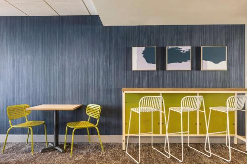 a group of chairs and a table in a room at Spark By Hilton Germantown Washington Dc North in Germantown