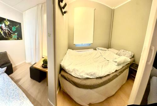 En eller flere senge i et værelse på Exclusive Smart Home Central Oslo