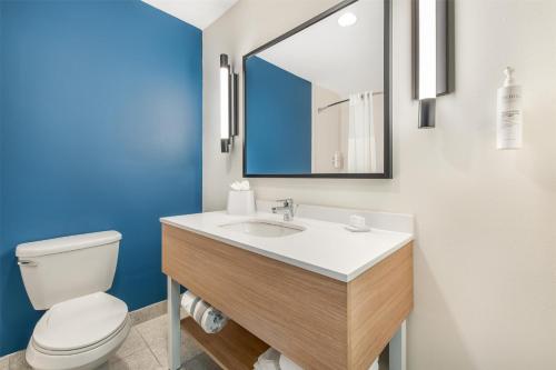Spark by Hilton Shepherdsville Louisville Southにあるバスルーム