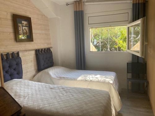 En eller flere senge i et værelse på Villa panoramique avec piscine, Mas-Fumats, ROSES, Espagne