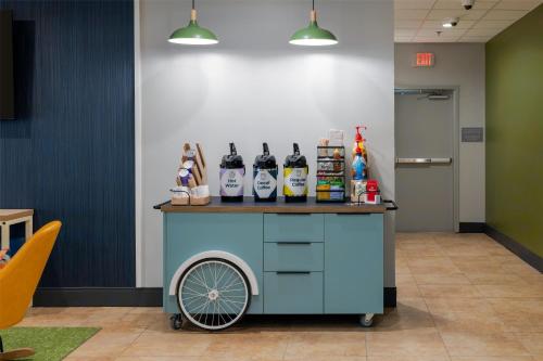a drink cart with bottles on top of it at Spark by Hilton Hammond in Hammond