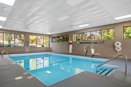 Spark By Hilton Stevensvilleの敷地内または近くにあるプール