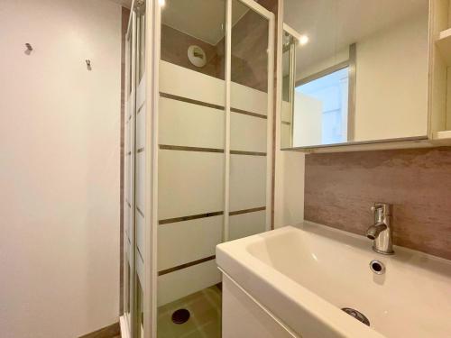 een badkamer met een wastafel en een spiegel bij Studio cabine rénové avec cuisine équipée aux Menuires - FR-1-452-2 in Les Menuires