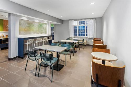 a dining room with tables and chairs in a restaurant at Spark by Hilton Rochester South in Rochester