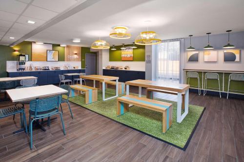 a cafeteria with tables and chairs and a counter at Spark By Hilton Jackson Ridgeland in Jackson