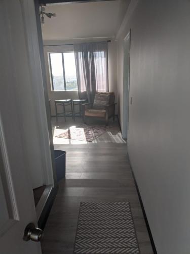 Ruang duduk di Leopoldo's Place