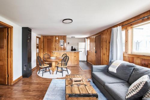 un soggiorno con un divano e un tavolo di Misty Mountain Lodge a Estes Park