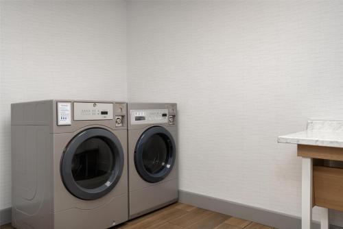 Gambar di galeri bagi Spark by Hilton Rahway di Rahway