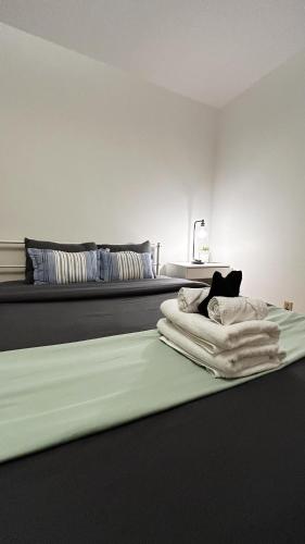 Katil atau katil-katil dalam bilik di Spacious Family Room with Shared Washroom