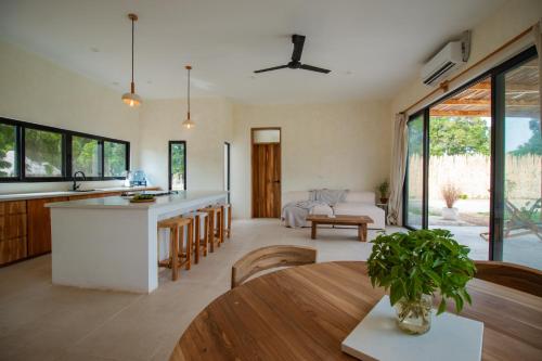 Ruang duduk di Po Popoyo Private Pool Boutique Villa