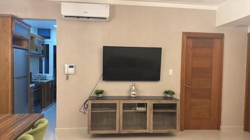 Μια τηλεόραση ή/και κέντρο ψυχαγωγίας στο Hermoso alojamiento en Santo Domingo