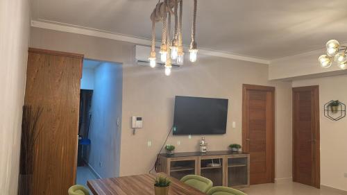 Μια τηλεόραση ή/και κέντρο ψυχαγωγίας στο Hermoso alojamiento en Santo Domingo