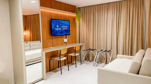 Televisyen dan/atau pusat hiburan di Jardins Almare Apart Hotel