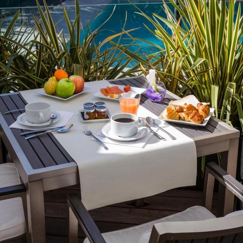 カンヌにあるホテル ル キャンベラのテーブル(上に食べ物と飲み物付)