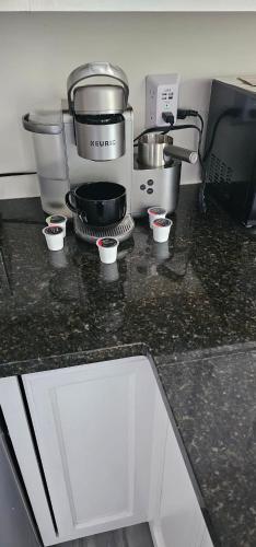 SouthburyにあるPrivate Apt In Southfordsouthburyのキッチン(コーヒーメーカー、カップ付)