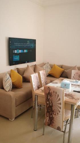 a living room with a couch and a table at Marina Golf Appartement HS in Asilah