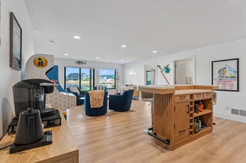 Posezení v ubytování New Listing Lake View 5BR Home Arcade Games, Grill