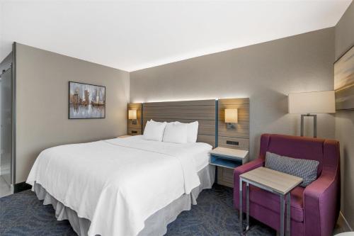 Postel nebo postele na pokoji v ubytování Best Western Independence Kansas City