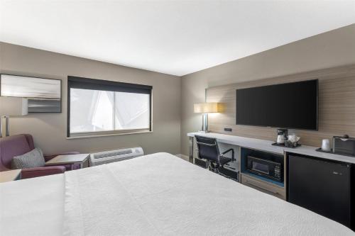 Postel nebo postele na pokoji v ubytování Best Western Independence Kansas City