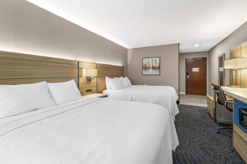 Postel nebo postele na pokoji v ubytování Best Western Independence Kansas City