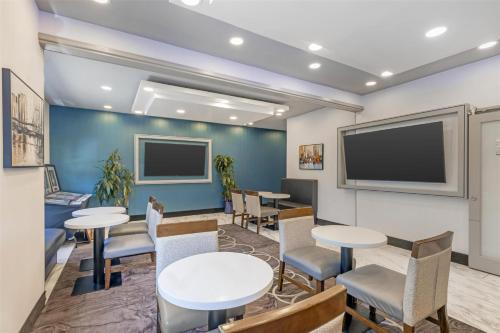 TV a/nebo společenská místnost v ubytování Best Western Independence Kansas City