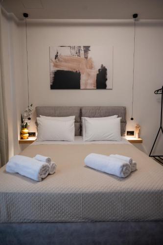 a bedroom with a bed with two towels on it at Centre Ville Local Stays in Argos
