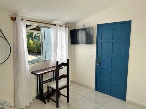 Televisyen dan/atau pusat hiburan di Quarto em condominio Ponta da Fruta