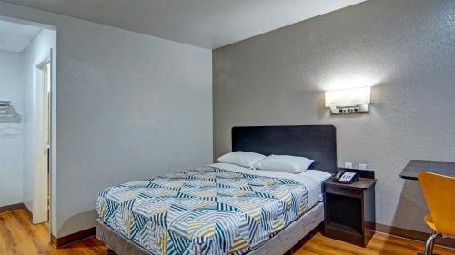 a hotel room with a bed and a desk at Motel 6-Longview, TX in Longview