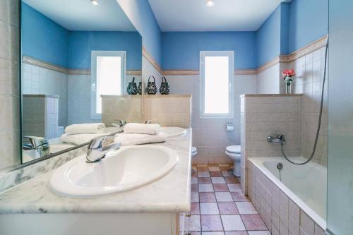 Villa Angela Flores by Villa Plus في تيولادا: حمام مع حوض ودش ومرحاض