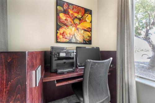 a room with a desk with a computer and a printer at Best Western Plus Winslow Inn in Winslow