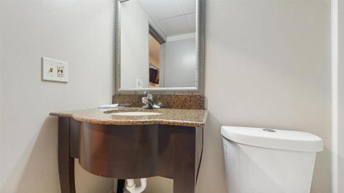 Ванная комната в Red Lion Inn & Suites Olathe Kansas City