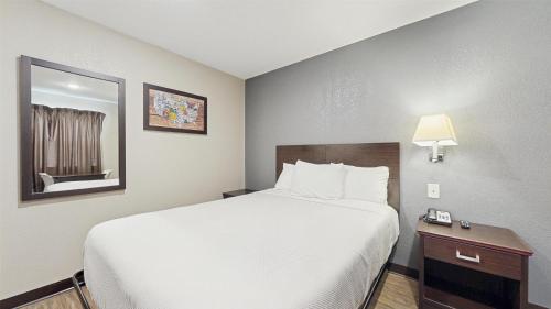 Кровать или кровати в номере Red Lion Inn & Suites Olathe Kansas City