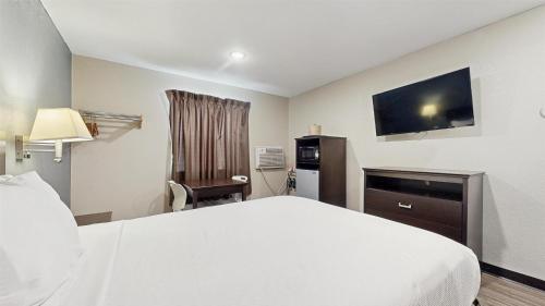 Кровать или кровати в номере Red Lion Inn & Suites Olathe Kansas City