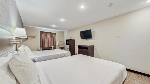 Кровать или кровати в номере Red Lion Inn & Suites Olathe Kansas City