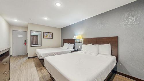 Кровать или кровати в номере Red Lion Inn & Suites Olathe Kansas City