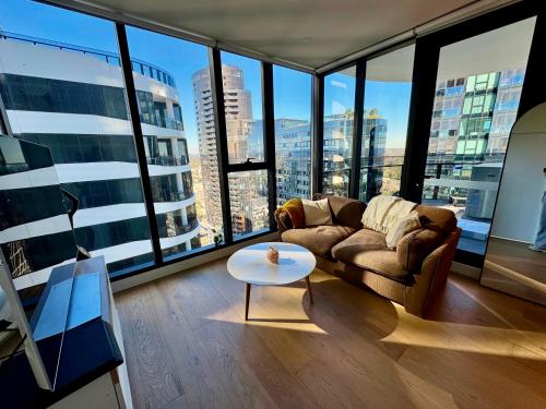 Χώρος καθιστικού στο Ensuite Room with Unbeatable Amenities & Prime Box Hill Location in 2B2B Apartment