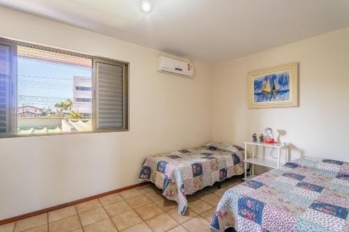 Ένα ή περισσότερα κρεβάτια σε δωμάτιο στο Casa frente ao Mar de Dentro com pôr do sol único