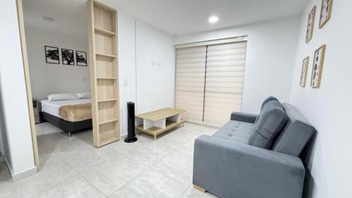 亚美尼亚Spacious apartment in the North on Av 19 Norte的带沙发和床的客厅