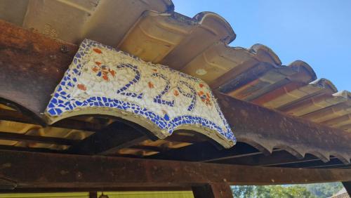 a sign on the underside of a roof at Pe na Pedra quarto 1 in Atibaia