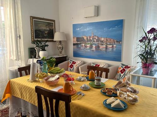 tavolo da pranzo con cibo di Las Pluminas B&B ad Alghero