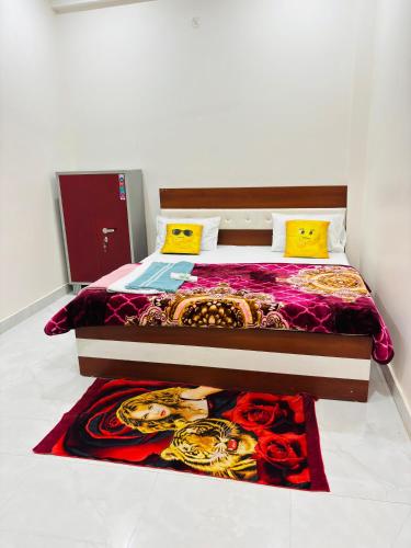 Una cama o camas en una habitación de Rudra Prabha Guest House front of Ram Mandir VIP gate number 11 Ayodhya dham railway station 200 metre