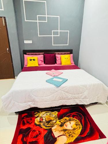 Una cama o camas en una habitación de Rudra Prabha Guest House front of Ram Mandir VIP gate number 11 Ayodhya dham railway station 200 metre